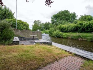 Sitzecke am Wasser