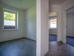Wartebereich und Raum 1
