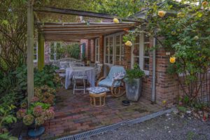 Überdachte Terrasse am Wohn- und Essbereich