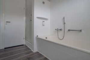 Dusche und Wanne
