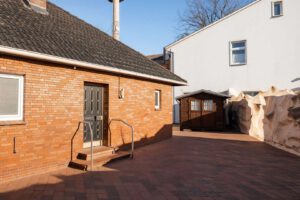 Auffahrt mit Eingangsbereich (KI optimiert bedingt durch Witterung)