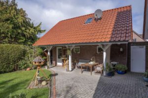 Garage mit überdachter Terrasse