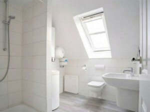 Badezimmer DG - (KI optimiert)