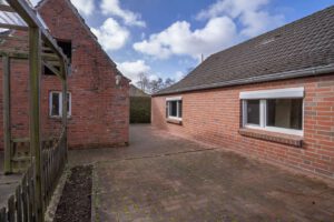 Rückansicht-mit-Terrasse