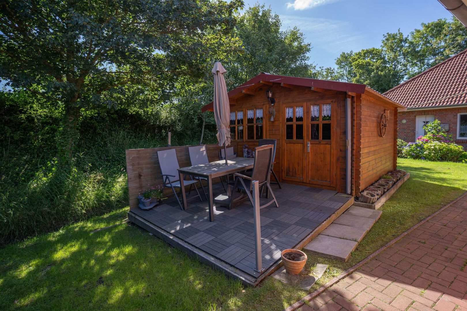 Gartenhaus mit Terrasse