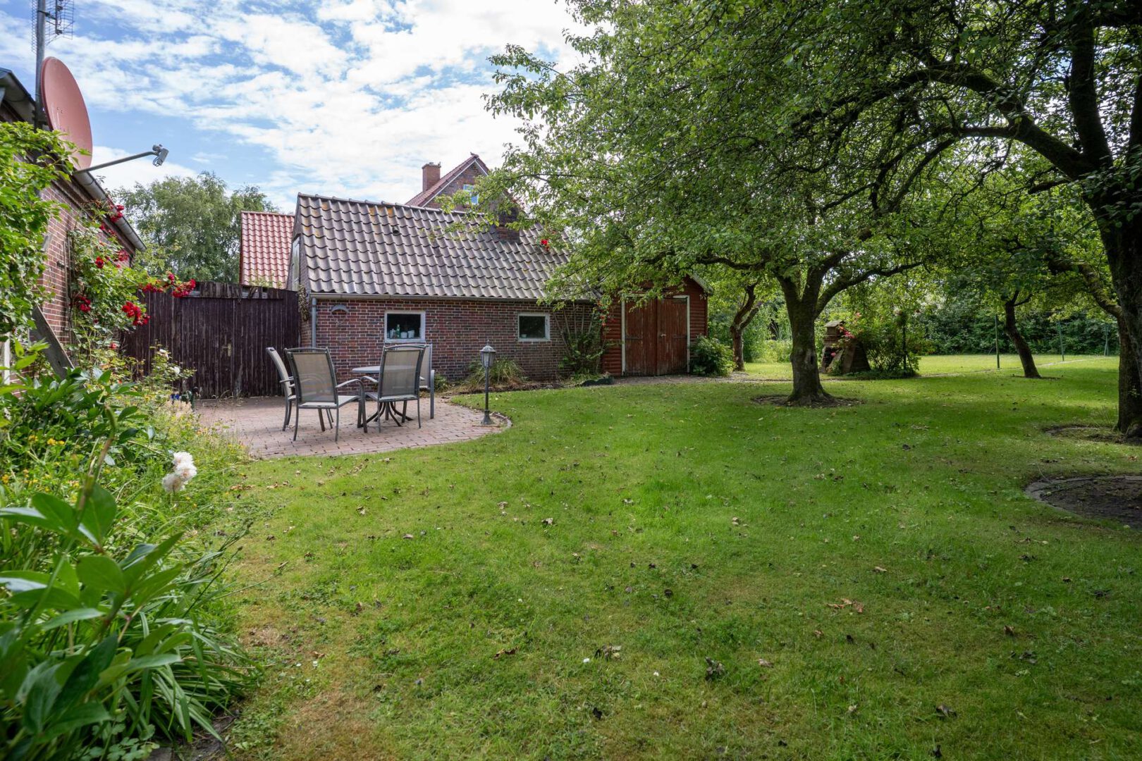 Außenansicht mit Garten