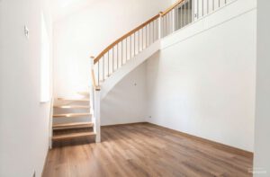 Wohnzimmer mit Treppe