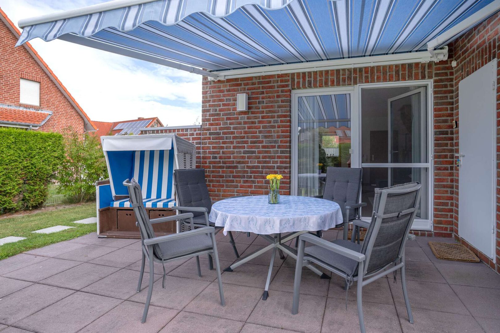 Terrasse mit Strandkorb
