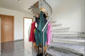 Flur mit Treppe - (KI generiert)